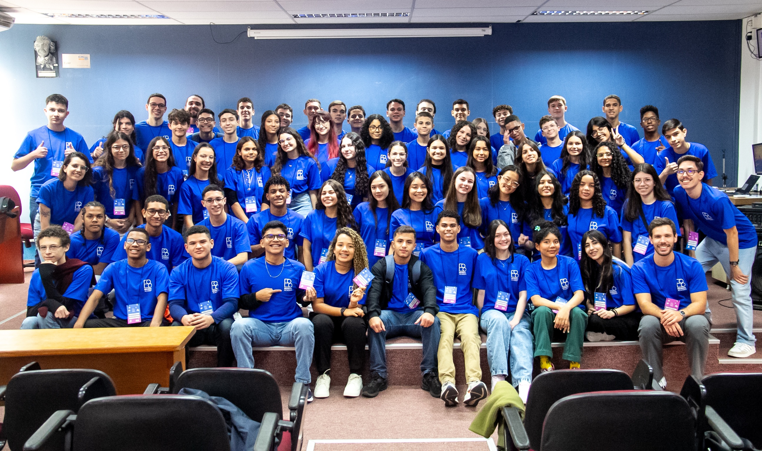 Estudantes da Behring Academy trabalhando em projetos de tecnologia